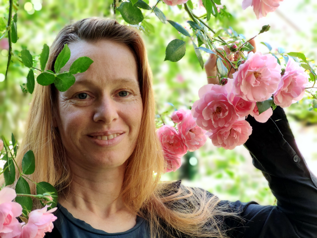 Maike Hanneck unter der Rose Climbing Bonica