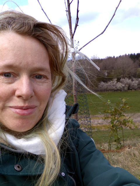 Selfie mit frisch gepflanztem Apfelbaum (Limoni) und einer Rose